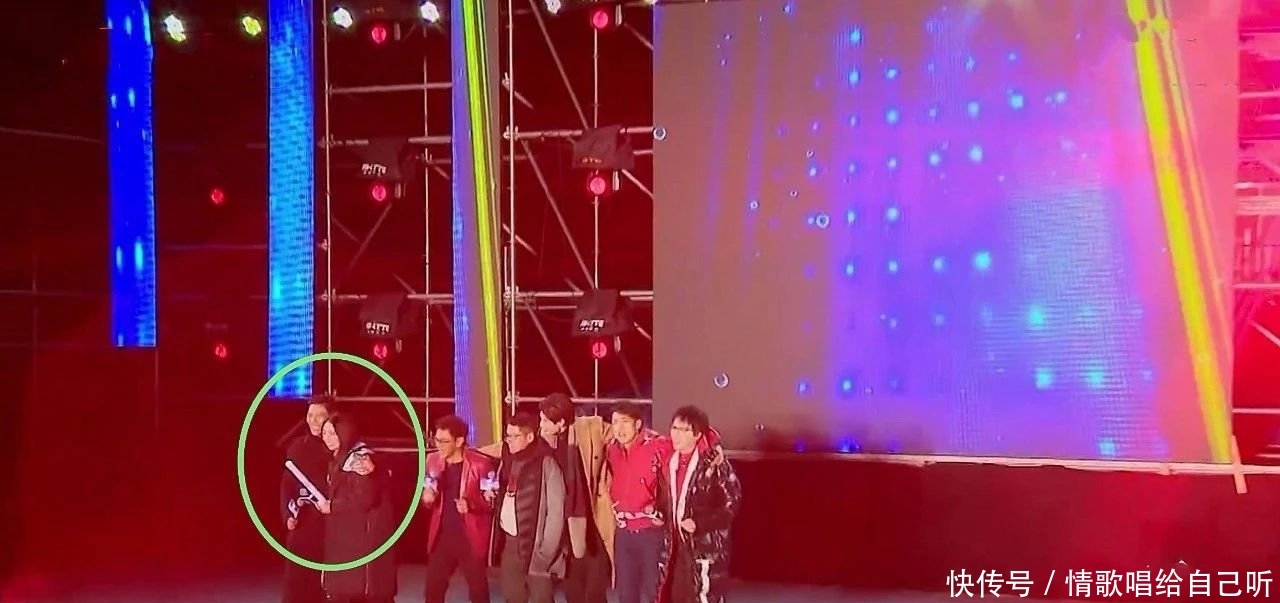 向佐抱郭碧婷被拍到,趁她唱歌时大声表白,郭爸