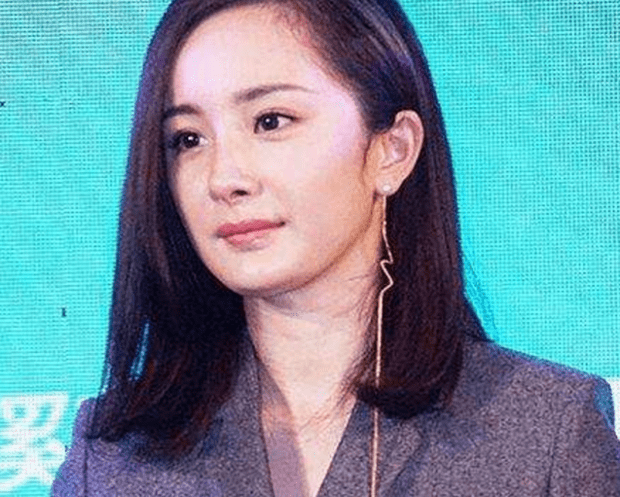 明星随身带什么？杨洋带搓衣板，窦靖童拿茶杯，千玺却拿个布包？