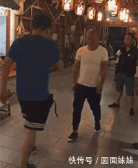 搞笑GIF:虐死单身狗,吃个面条要不要这么刺激