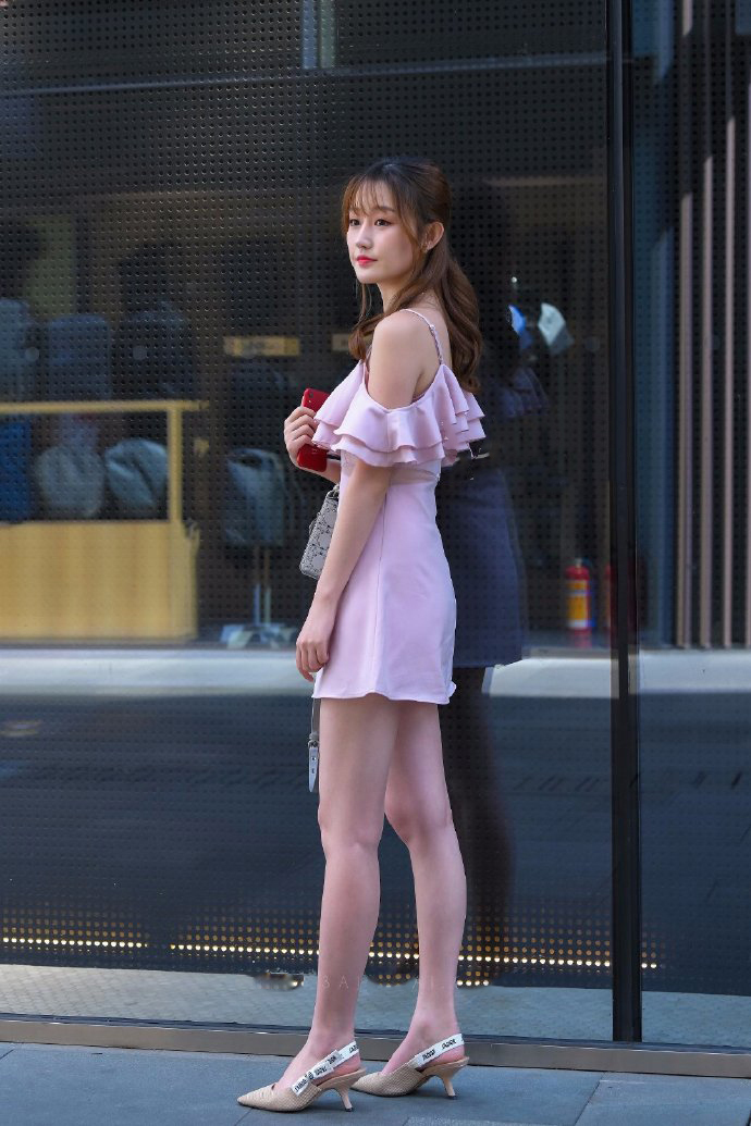 路人街拍:辣妈有一种独特的时尚感,夏日粉红裙赋予她美丽! 新金沙国际app