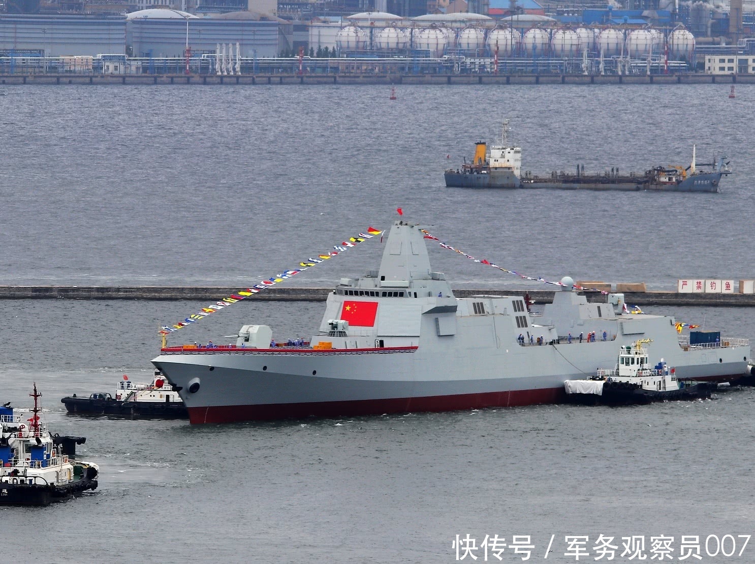 大连055舰出阁的霸气正面照,这是凝聚信心的