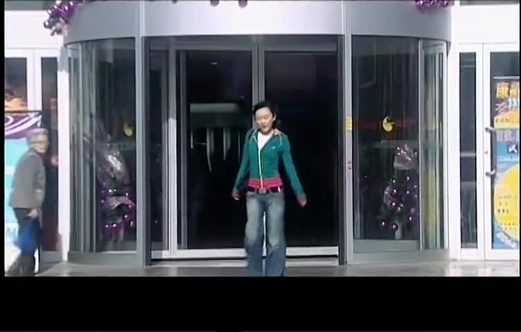 像风一样离去:弈凤在商场看见了可欣,他上了电梯,想要找到可欣