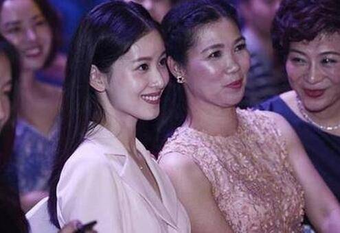 奶茶妹妹章泽天混在贵妇堆里,感觉好违和呀