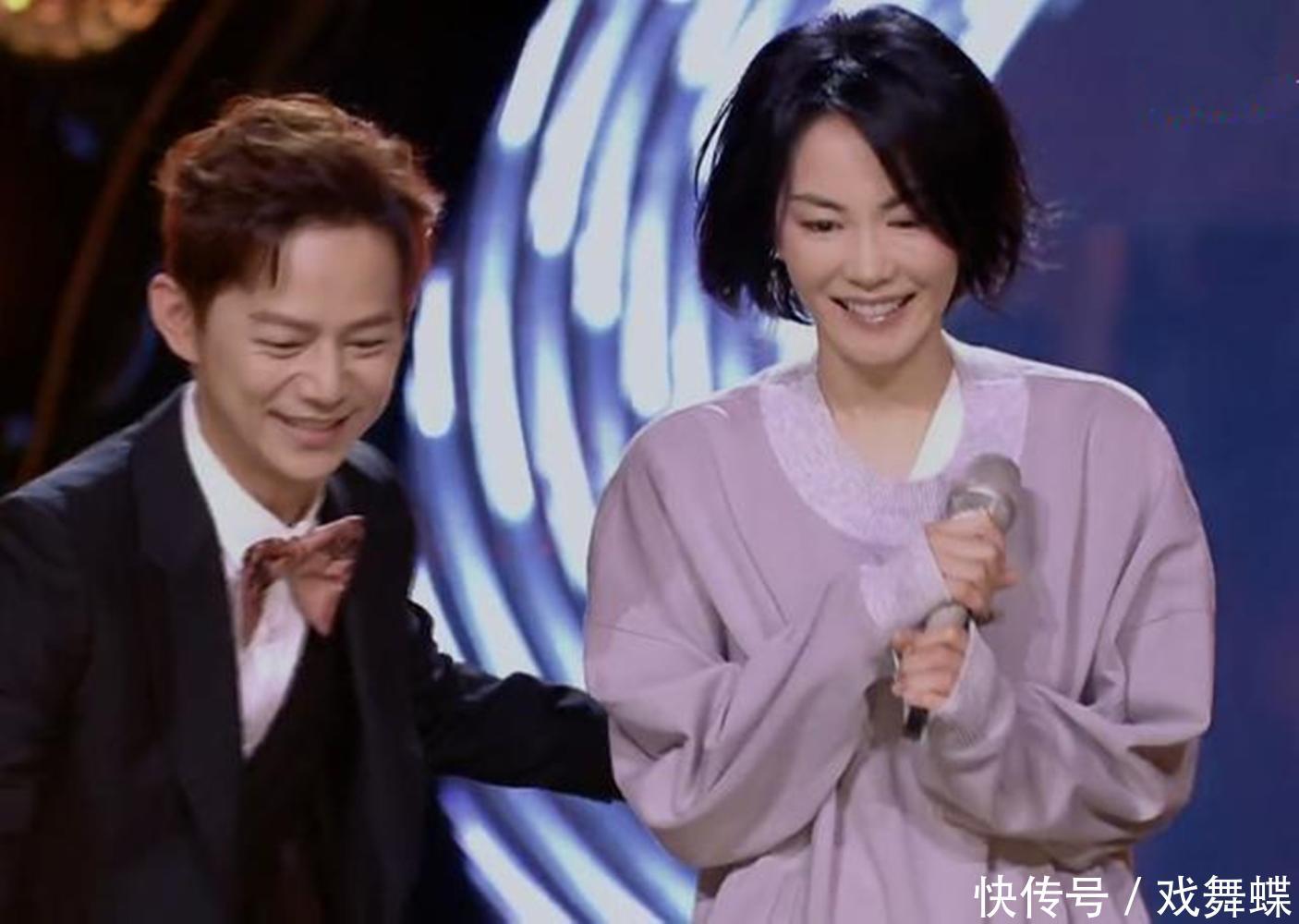 何炅给王菲递话筒, 王菲一小细节暴露真实人品