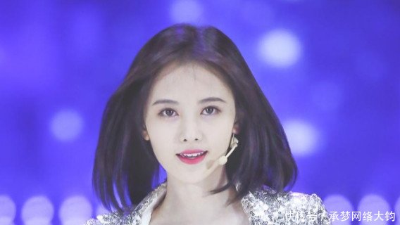 鞠婧祎演唱《红昭愿》,造型惊艳全场,霍尊目不