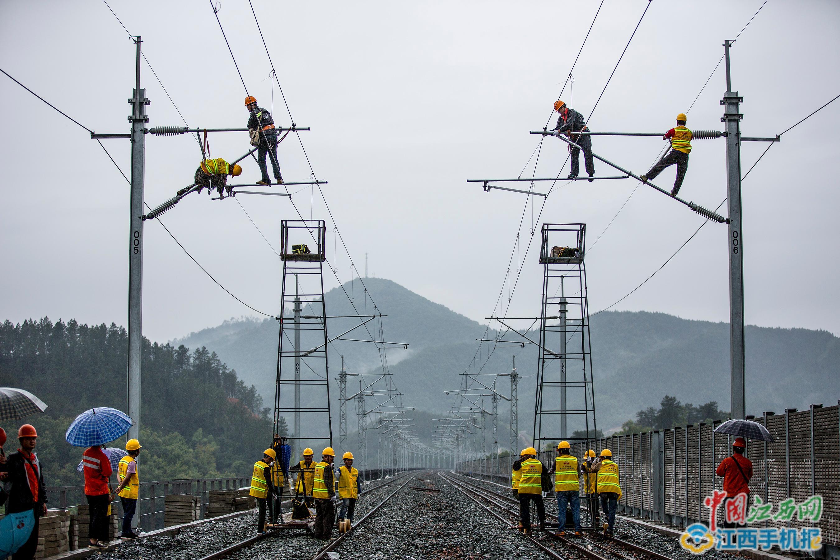 鹰潭供电段职工在衢九铁路婺源至德兴区段银港河特大桥对前期发现的