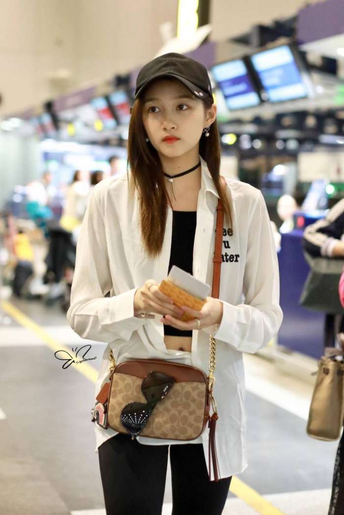 关晓彤打扮休闲征战戛纳,蔡徐坤一身黑衣气场