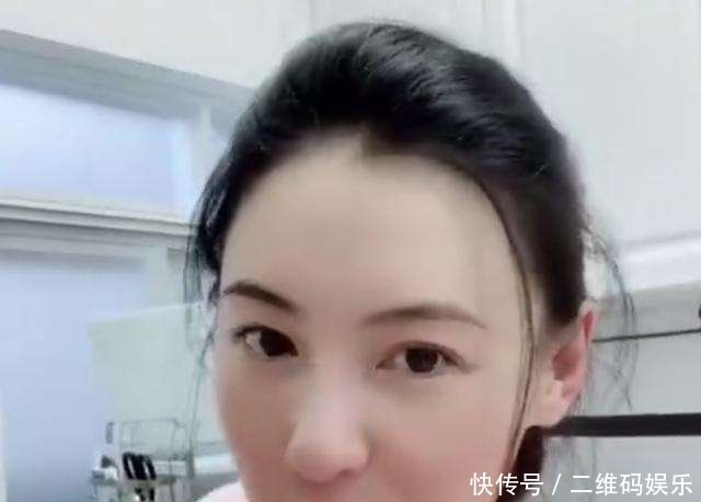 张柏芝生第三胎后,全家出动旅游,合影神秘男子