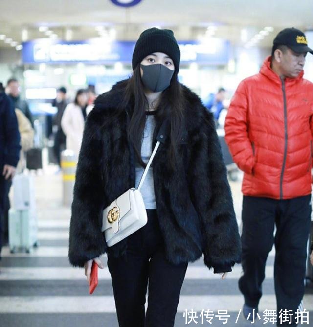 欧阳娜娜孙怡撞上同款皮草,都搭配小黑裤,小7