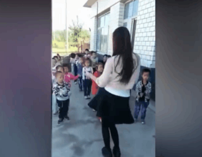 90后女孩穿成这样上舞蹈课 网友 考虑过小孩