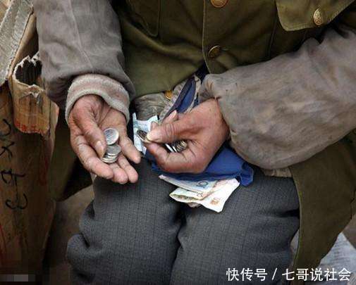 老太去银行换钱,工作人员感觉很可疑,报警后发