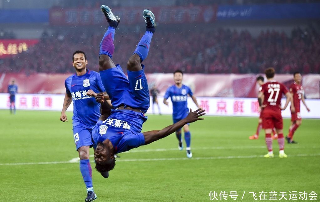 佩雷拉下课还多远?中超第17轮上海德比,球迷给