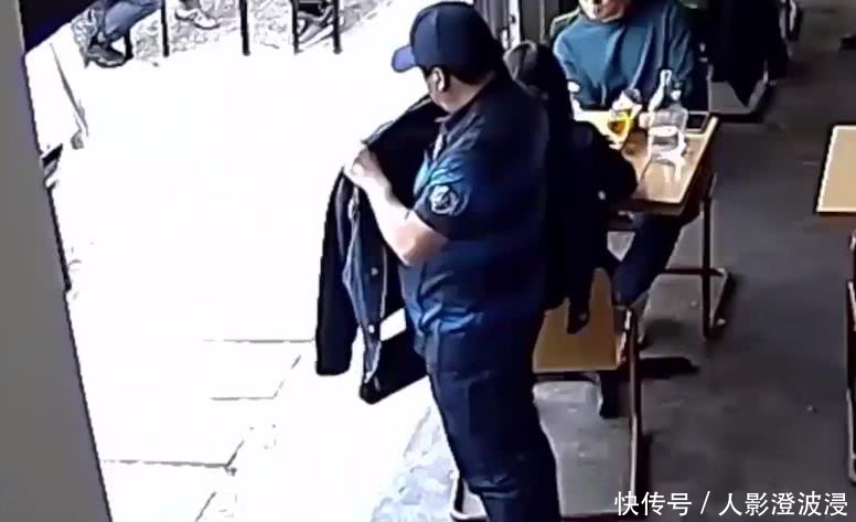 饭店人们正在吃饭，旁边多了个打电话的男子，结果一幕让人傻眼了