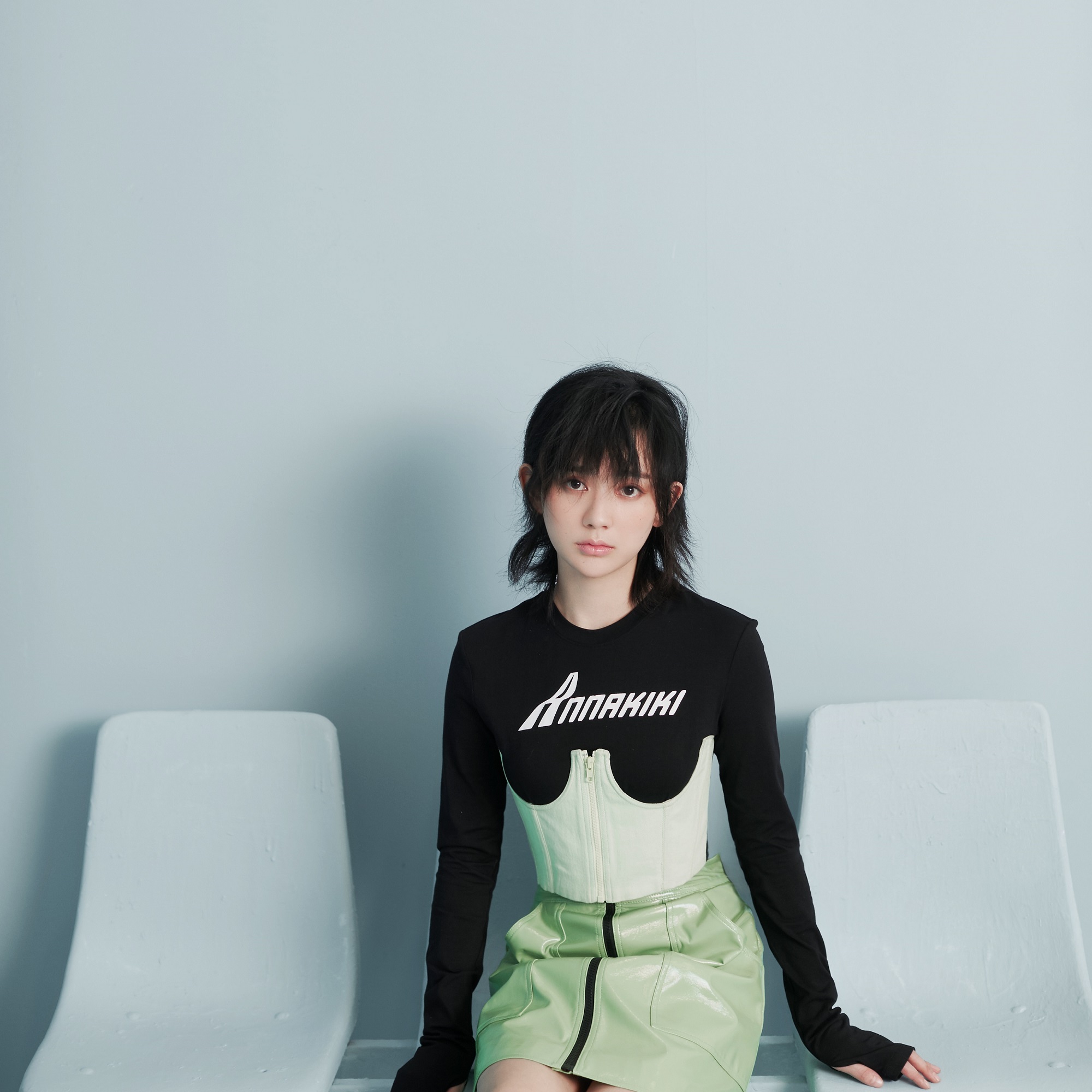 刘凡全新写真展露修长美腿解锁高级疏离感