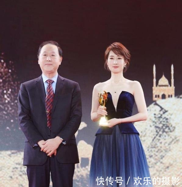 刘敏涛身穿一袭星空裙 精致迷人又显瘦越看越