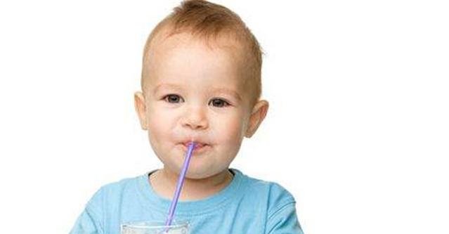 2岁宝宝喝牛奶后上吐下泻,家长们别再自作聪明