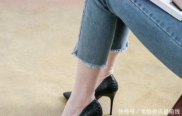 小姐姐的高跟鞋看似很小巧, 但是踢人能把人踢