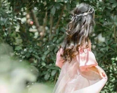 鹿晗8岁妹妹照片曝光,身穿仙女裙美出天际,粉