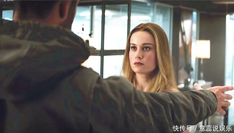 复联4里雷神一锤子飞来,惊奇队长面不改色,战