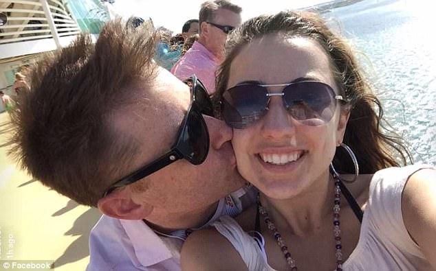 美联航事件后续 英国夫妻发现漏油拯救美联航 被留下睡机场地板