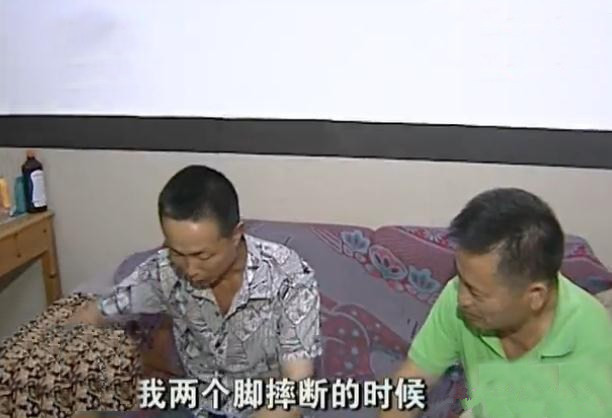 丈夫双腿摔断后，妻子带了一个男人回家，妻子：替你分担一下