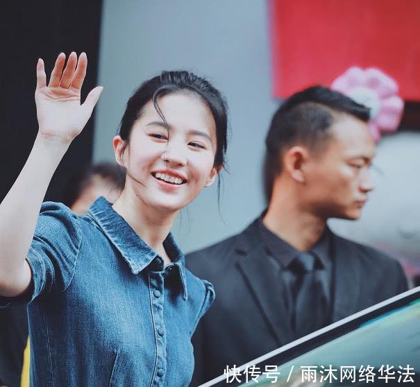 闭关后刘亦菲首次亮相, 普通牛仔裙穿出国际范