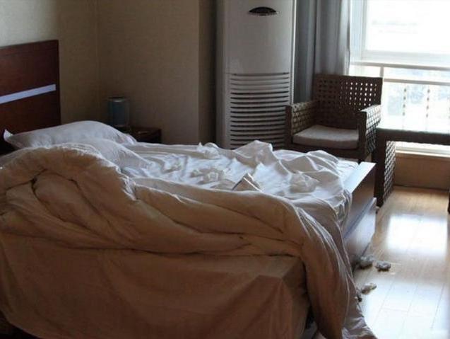 情侣住酒店退房后,阿姨打扫卫生直呼不累吗?