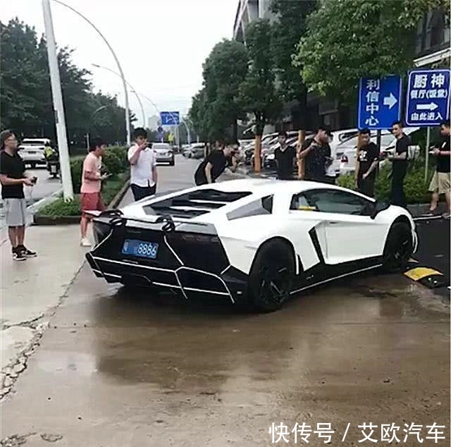 广东偶遇800万兰博基尼,车主只是过个减速带,就有几十人围观! 银河娱乐平台网址