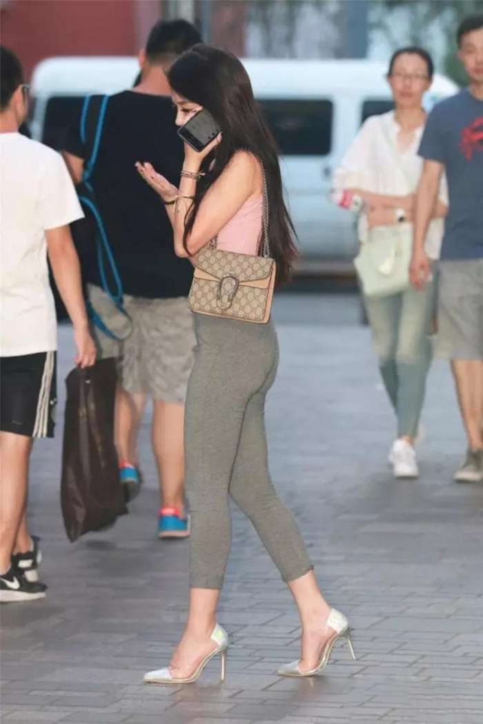 小羽街拍:圆臀紧身裤美女,勒的三角区有点印