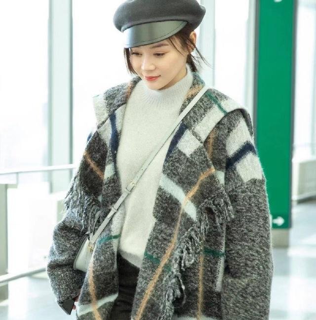 袁姗姗机场新造型真好看,格子大衣搭配报童帽
