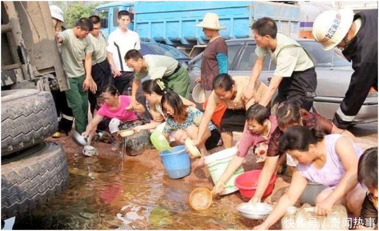 货车翻车后，大家都去哄抢，但这次却没人抢，原因让人无语！