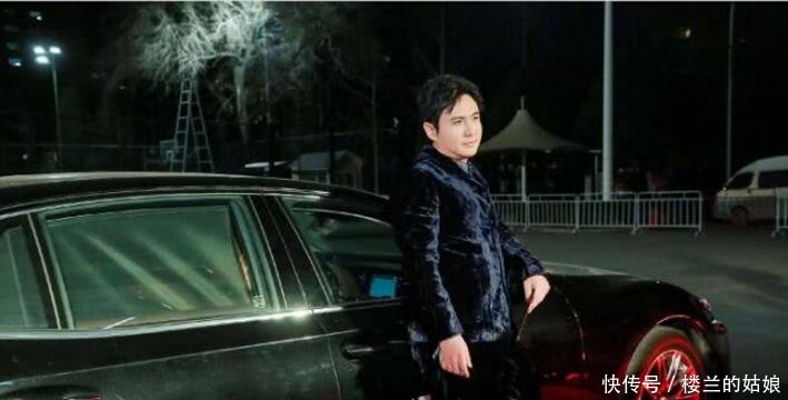 沈腾活动中化身车模,各种姿势各种摆,练得非常