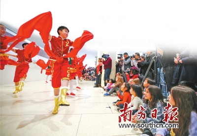 \"中国红\"装点世界