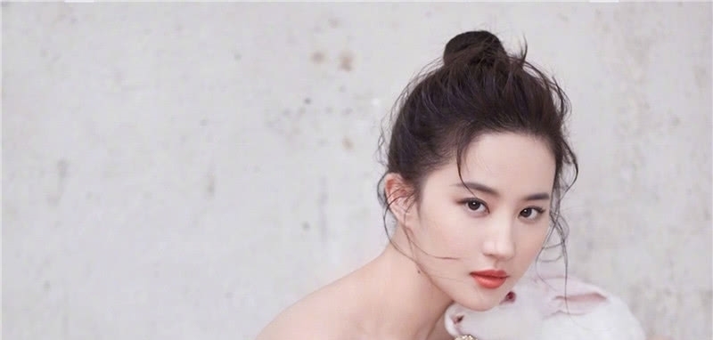 刘亦菲13年前旧照曝光,黄金裙惊艳全场,网友