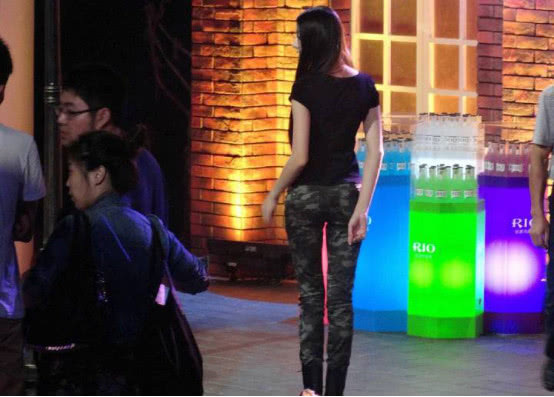 12张迪丽热巴的背影,有1个竟是男人假扮,不仔