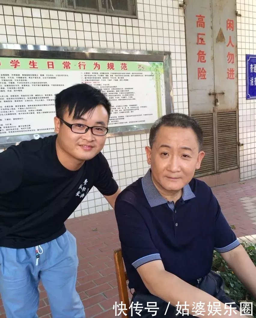 58岁梁天全家近照:老婆美艳相爱近30年,儿子和