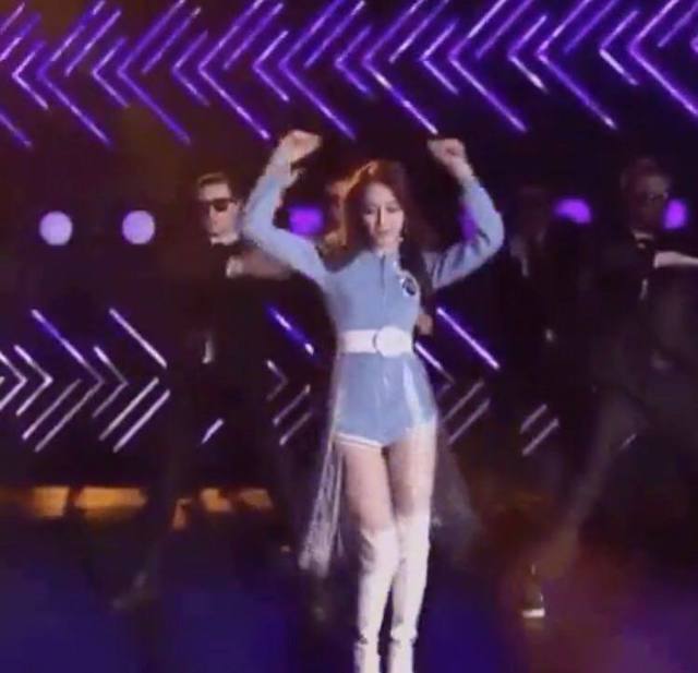 要跨年了，baby要唱歌?热巴跳舞好身材尽显