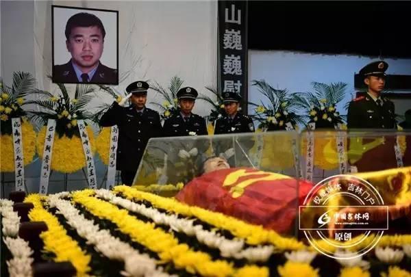 痛心!民警身中21刀壮烈牺牲,母亲悲伤过度离世