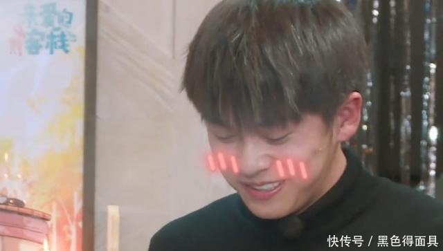 与曼联球星签名的足球相比,武艺送王珂的这个