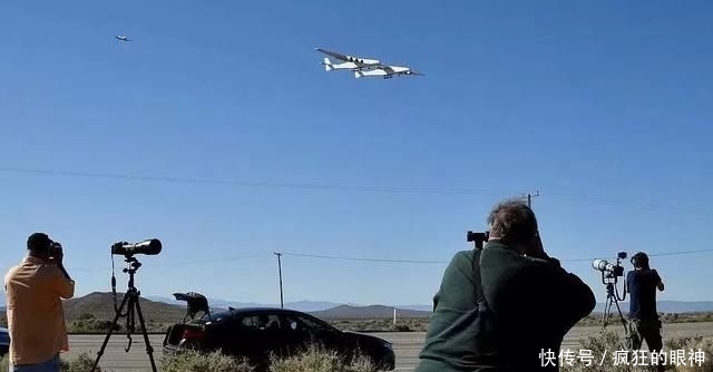 全球最大飞机首飞成功 双体结构可在空中发射