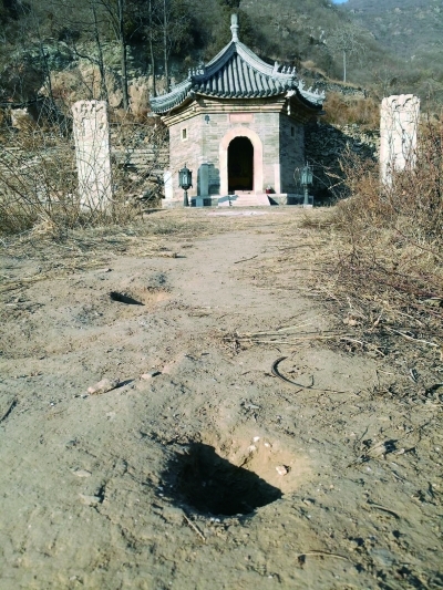 563岁古寺前现百余探洞 在房山圆通寺附近发现