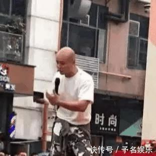 曾在节目中耍酒疯直骂金星, 强吻谢娜,现在街头