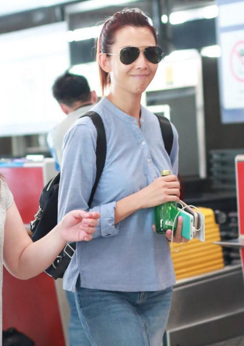 蔡少芬现身机场!穿牛仔半裙高扎马尾,一身简约