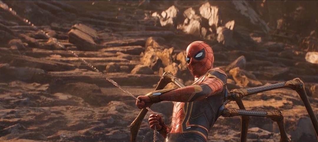 黑寡妇开领上衣秀身材,复联4见面会与雷神蚁人