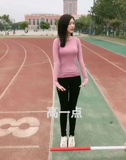 体育老师真生病了,年轻老师来代课,亲自示范教跳高,激动坏了插图(1) 体育老师真生病了,年轻老师来代课,亲自示范教跳高,激动坏了