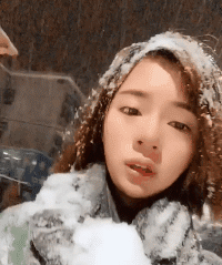 搞笑GIF:美女说实话,你的鼻子太个性了! 九州科技娱乐app下载