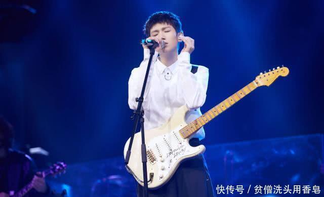 我是唱作人:王源在舞台上唱哭引观众不满!好友