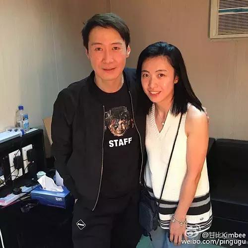 甘比现在变漂亮好多,挺6个月孕肚逛街,网友:这