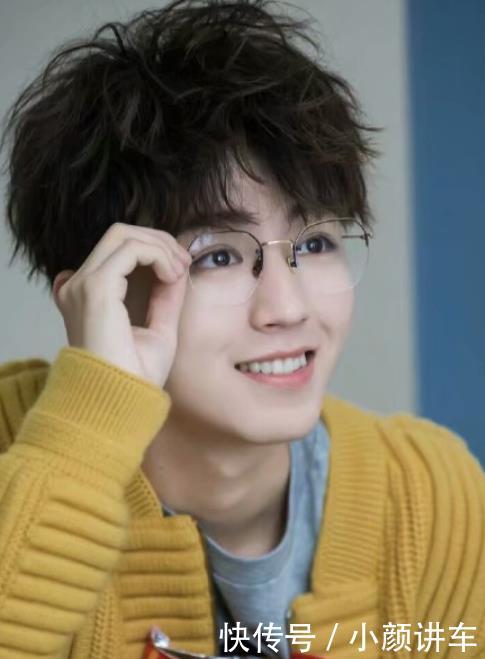 王俊凯晒吃瓜照,表情呆萌可爱,谁知却被裤子