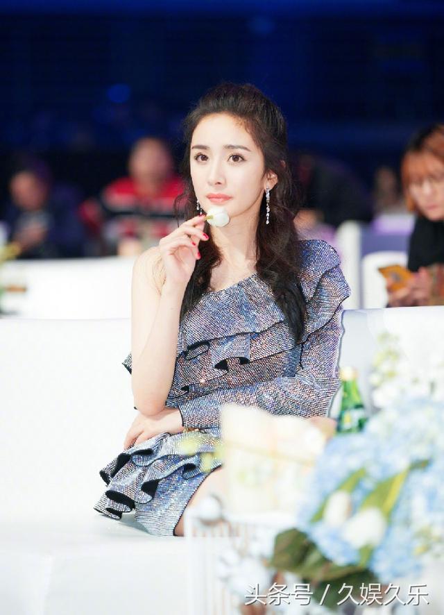 星光大赏众多女星同台PK,唐嫣仙气十足,最后她